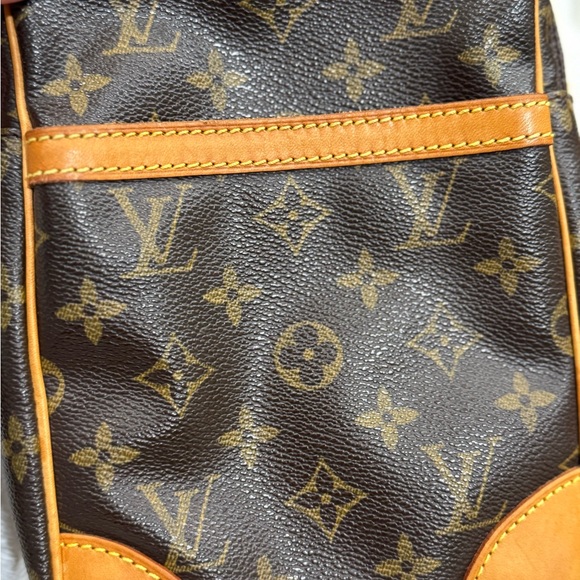 Louis Vuitton Monogram Danube crossbody bag - Picture 2 of 16